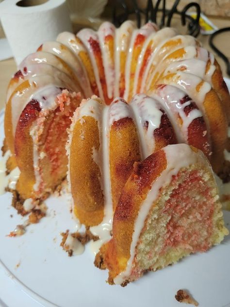 7up Pound Cake Recipes Moist, Strawberry Cheesecake Pound Cake, Cheesecake Pound Cake, Pound Cake Cupcakes, Pound Cake Recipes Easy, Strawberry Pound Cake, Cream Cheese Pound Cake, Flan Recipe, Cake Maker