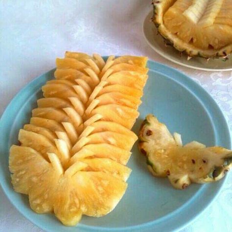 Pineapple Butterflies Fruit Carvings, Deco Fruit, Fruit Garnish, Kid Foods, Fruit Ideas, Dried Pineapple, Fruit Arrangements, Pineapple Fruit, Bento Recipes