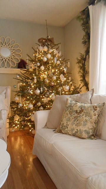 White, Silver & Gold w/Burlap Bow Warm White Christmas, Gold And White Christmas, Christmas Decorations Living Room, White Christmas Trees, Christmas Décor, White Christmas Decor, Gold Christmas Tree, White Christmas Tree, Noel Christmas