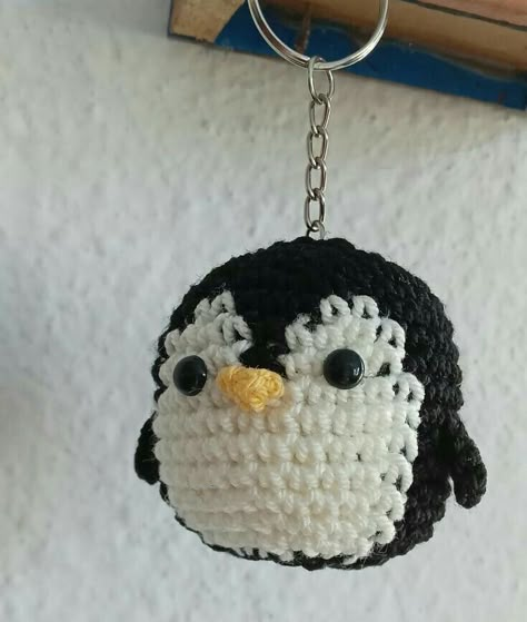 Keychain Crochet Ideas, Diy Keychain Ideas, Knitted Keychain, Crochet Keychain Ideas, How To Make Keychains, Make Keychains, Keychains Diy, Amigurumi Keychain, Crochet Diy Tutorial