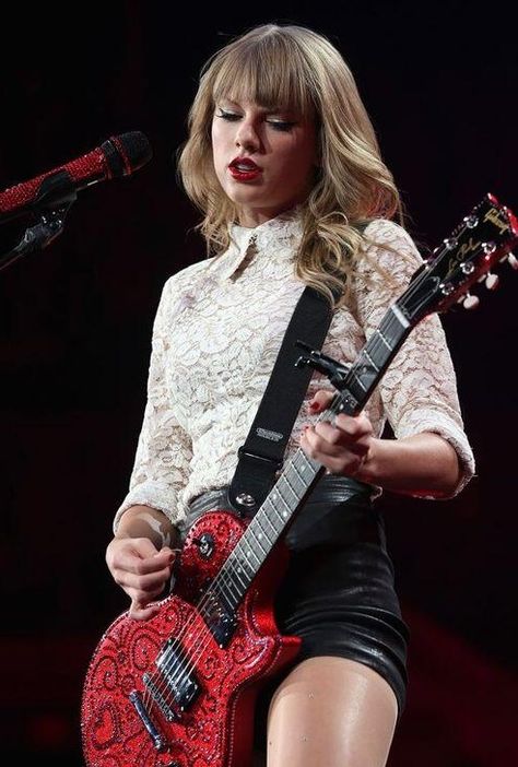 RED TOUR / RED GUITAR / TAYLOR SWIFT Taylor Swift Live, Taylor Swift Performing, Taylor Swift Guitar, Taylor Swift Red Tour, Swift Tour, Red Tour, Estilo Taylor Swift, Taylor Swift Posters, Taylor Swift Red