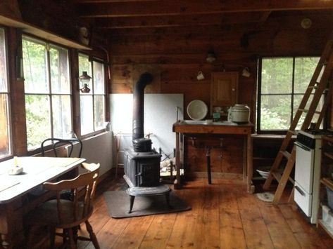 Off Grid Cabin Interior, Vermont Cabin, Pioneer Cabin, One Room Cabin, Spend Time In Nature, Primitive Houses, Living Simple, Shed Interior, Tiny House Talk