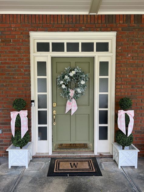 Preppy Front Porch, Grandmillenial Front Porch, Topiaries Front Door, Preppy Monogram, Porch Doors, Granny Chic, Outdoor Planters, Entryway Decor, Front Porch