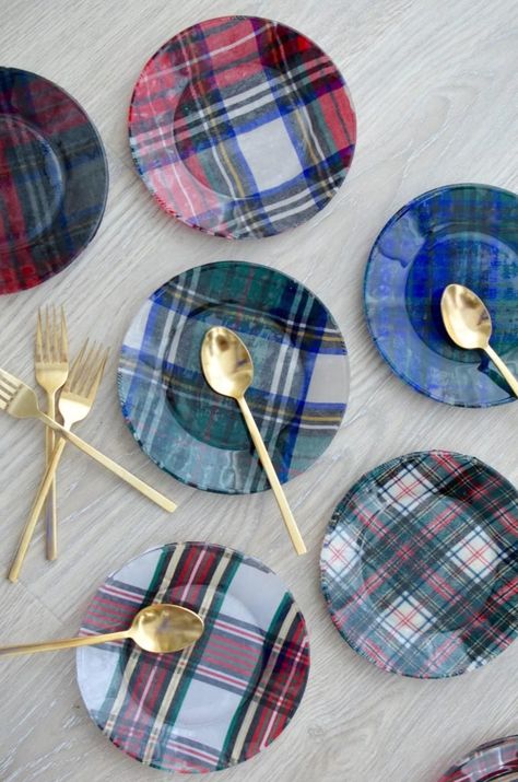 DIY, Plaid Fabric Glass Plates // thestylesafari.com Crafts With Fabric, Plaid Plates, Diy Plaid, Plaid Diy, Decoupage Plates, Fabric Glass, Mod Podge Crafts, Decoupage Glass, Decoupage Diy