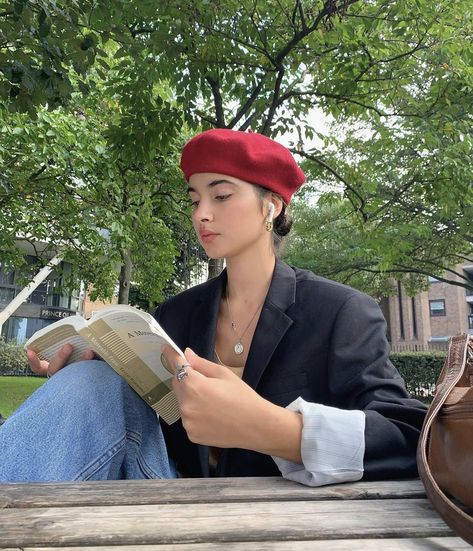 Beret Outfits, Beret Outfit, Estilo Ivy, Girl Reading, French Girl, 가을 패션, Parisian Style, Outfits Casuales, Fitness Inspo