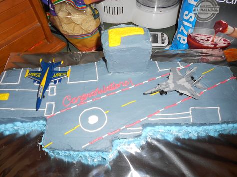 Aircraft carrier cake. This would win me the wife of the year award. Airplane Birthday Cakes, Army Cake, Airplane Cake, Planes Birthday, Patriotic Desserts, Airplane Birthday Party, Cool Cake Designs, Just Bake, Grooms Cake