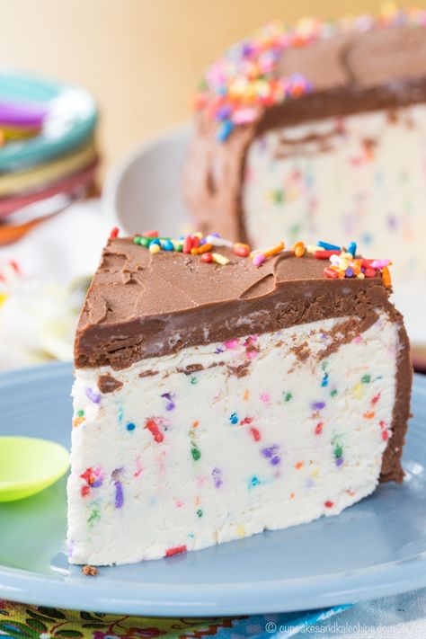 No-Churn Funfetti Ice Cream Cake - birthday boys and girls will have smiles on their faces when you whip up this easy dessert recipe loaded with sprinkles! | cupcakesandkalechips.com | gluten free Unicorn Ice Cream Cake, Mini Ice Cream Cake, Ice Cream Cake Recipe Easy, Funfetti Ice Cream, Birthday Cake Ice Cream, Cake Batter Ice Cream, Birthday Ice Cream, Easy Ice Cream Cake, Homemade Ice Cream Cake