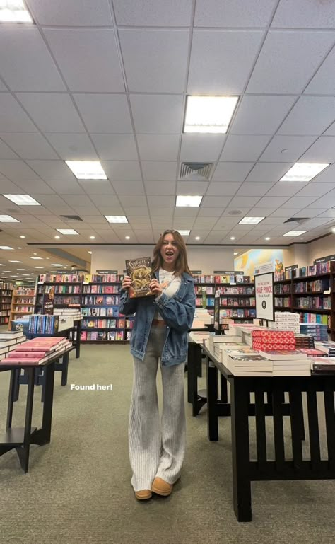 Sara Carolli Aesthetic, Sara Carolli Outfit, Sara Carrolli Outfit, Bookstore Aesthetic Outfit, Book Besties, Reading Vibes, Reader Aesthetic, Book Girlies, Apple Bottom Jeans