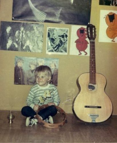 young kurt cobain Kurt Cobain, Some Pictures, The Wall, Guitar, Twitter, Wall, Art