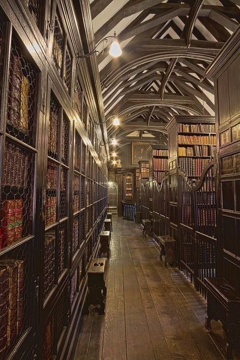 Considered to be the oldest free public library in the UK, Chetham’s Library is home to more than 100,000 volumes of old printed books, 60% of which were published before 1851. Manchester Library, New England Aesthetic, Private Library, Library Aesthetic, Manchester England, Living Room Decor Modern, Vaulted Ceiling, Home Library, Dark Wood