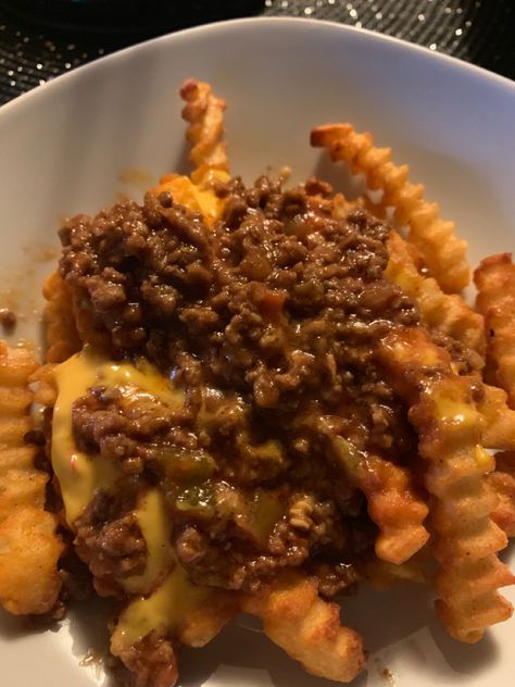 Fries top Nacho cheese & ground beef Ground Beef Nachos, Simple Snacks, Snack Treat, Nacho Cheese, Cheese Fries, Dinner Meals, Food Cravings, Easy Snacks, Aesthetic Food