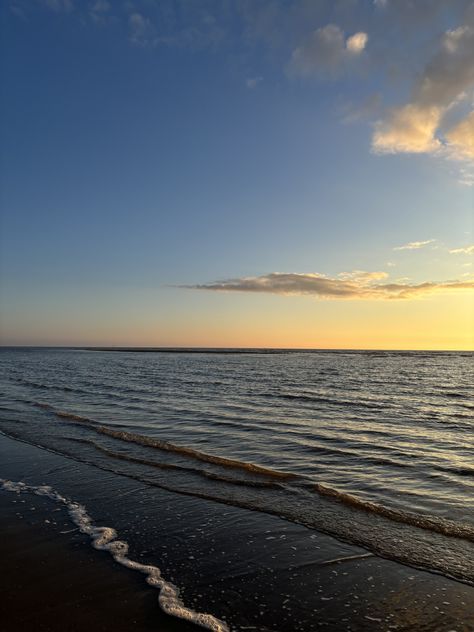 summer beach sea ocean sunset waves colours art spring beauty beautiful pretty aesthetic hot summer days friends ocean days Sunset Waves, Ocean Day, Pretty Aesthetic, Ocean Sunset, Spring Beauty, Sea Ocean, Sea And Ocean, Summer Months, Hot Summer