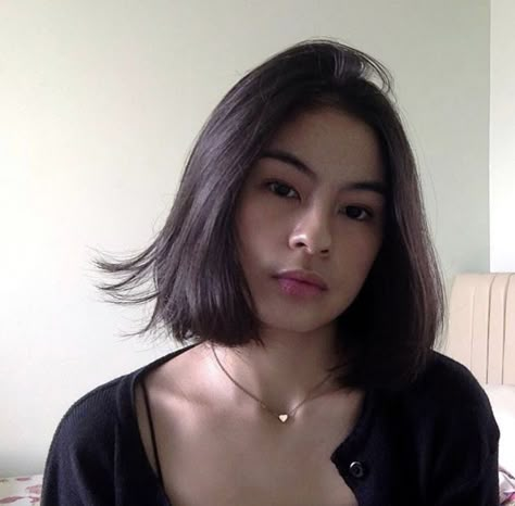 Model Potongan Rambut Wanita, Short Hair Selfie Poses, Short Hair Model, Inspo Hair, Asian Short Hair, Girl Short Hair, Short Hair Haircuts, Hair Girl, Medium Hair Cuts