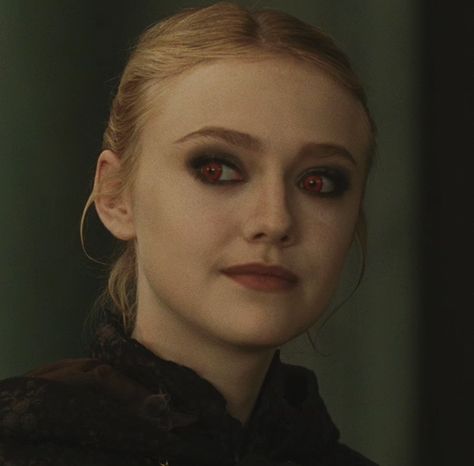 Jane Volturi, Twilight Party, Twilight Saga New Moon, Twilight Saga Series, Twilight Cast, Twilight Photos, Moon Icon, The Cullen, Twilight Pictures