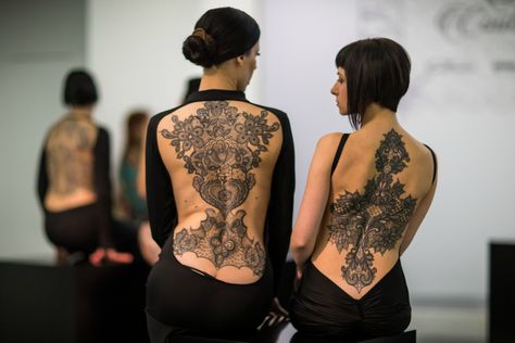 Venetian lace and Victorian jewelry inspire the works of Marco Manzo and Francesca Boni. Women With Tattoos, Tato Henna, Kunst Tattoos, Yakuza Tattoo, Full Back Tattoos, Tattoo Girls, Lace Tattoo, Shoulder Tattoos For Women, Back Tattoo Women