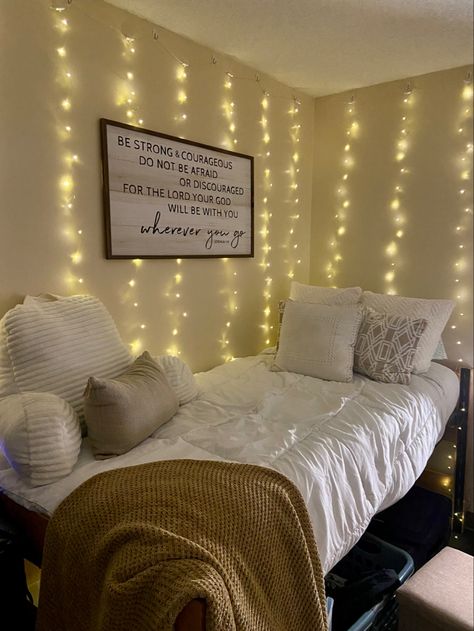 Single dorm room idea with fairy lights and Bible verse. Neutral color bedding. College Dorm Room Fairy Lights, Room Inspo Single Bed, Fairy Light Dorm, Light Dorm Room, Uni Accommodation, Single Dorm Room, University Room, University Rooms, Color Bedding