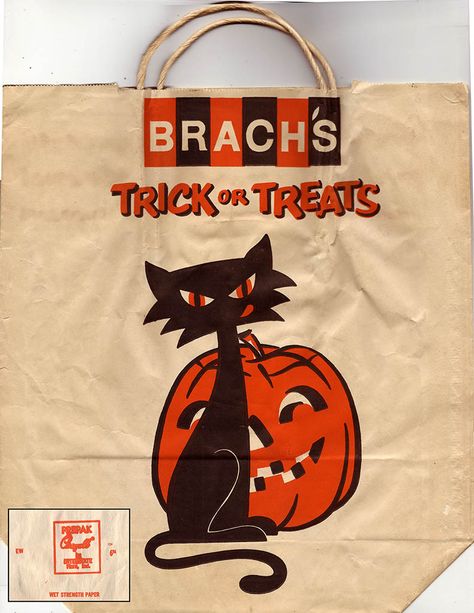 CC_Brach's Halloween Trick or Treats paper bag - Early 1970's We used these every year, I swear. 1970s Halloween, Halloween Photo Frames, 1960s Halloween, Halloween Memories, Vintage Halloween Photos, Halloween Photo Booth, Vintage Decorations, Creepy Vintage, Halloween Graphics