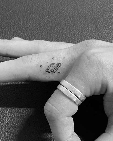 40+ Epic Finger Tattoo Ideas For Women and Men Universe Finger Tattoo, Earth Finger Tattoo, Simple Universe Tattoo, Space Finger Tattoo, Saturn Finger Tattoo, Planet Finger Tattoo, Earth Tattoo Small, Tiny Tattoo Finger, Small Universe Tattoo