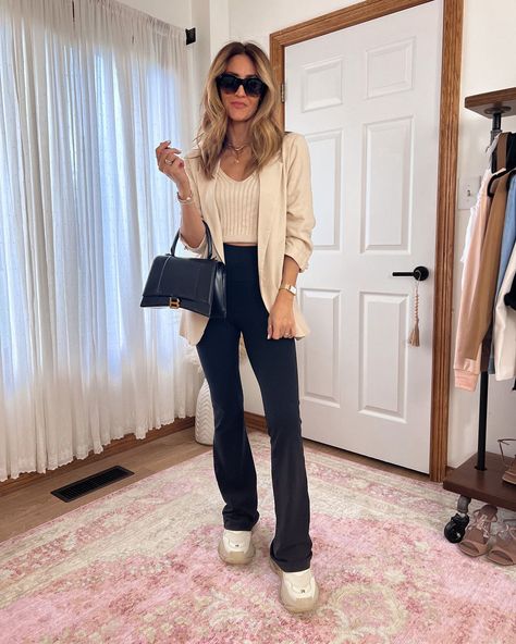 Blazer And Flares Outfit, Flair Leggings Outfit Work, Grey Bootcut Leggings Outfit, Lululemon Flares Outfit, Bootcut Leggings Outfit Summer, Flare Legging Work Outfit, Black Flare Leggings Outfit Work, Flared Pants Outfit Work, Flared Black Trousers Outfit