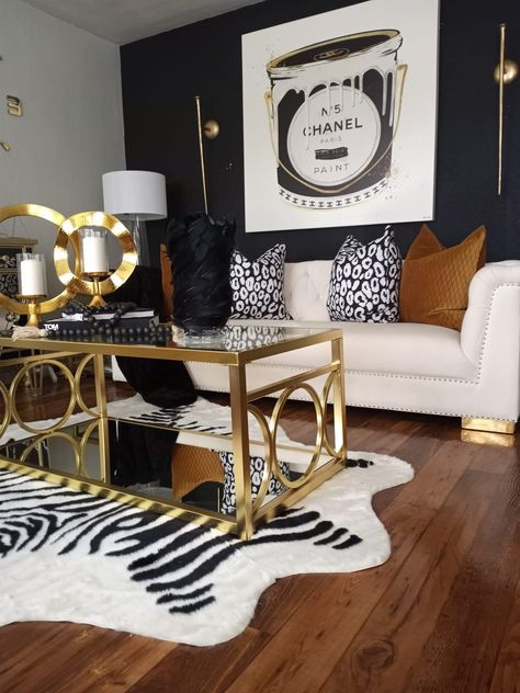 Chanel Living Room Decor, Black Sofa Living Room Decor, Black Sofa Living Room, Interesting Living Room, Cozy Apartment Living Room, Black Kitchen Decor, Glam Living Room Decor, Apartment Decorating Living, Transitional Decor Living Room