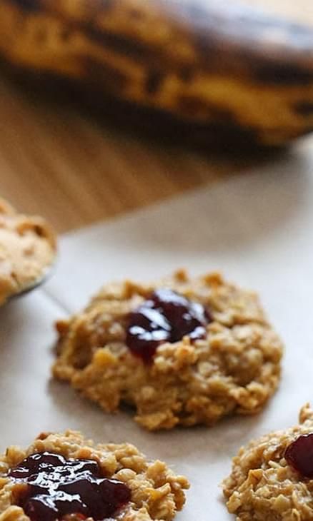 Crave Love, Oatmeal Cookie Recipes Healthy, Almond Cow, Oats Peanut Butter, Healthy Peanut Butter Cookies, Cookie Bites, Healthy Oatmeal Cookies, Jelly Cookies, Chunky Peanut Butter