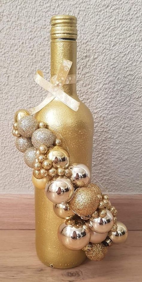 Color Palette Boho, Christmas Candle Crafts, Alcohol Bottle Decorations, Bottle Craft Ideas, Crystal Suncatchers Diy, Christmas Decorations Centerpiece, Christmas Decorations Diy Crafts, Bottle Centerpieces, Diy Wine Glasses