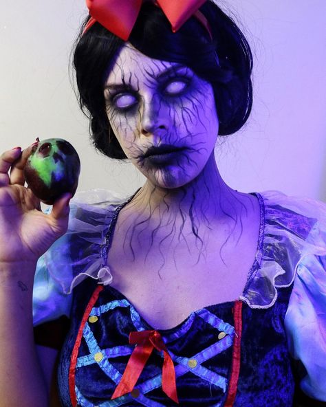 https://vm.tiktok.com/ZMLoTKo45/?k=1 Twisted Fairytales Costume, Disney Gone Wrong Makeup, Snow White Makeup Halloween, Snow White Scary, Disney Halloween Makeup, Snow White Makeup, Twisted Princesses, Twisted Fairytales, Halloween Maquillaje