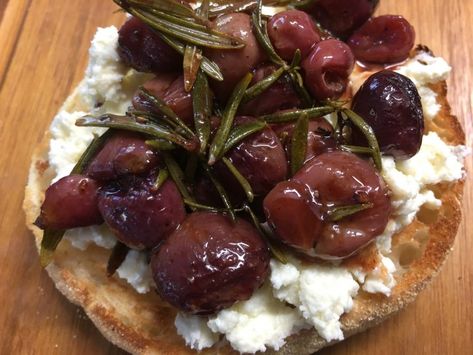 Recipes: Bruschetta with Ricotta & Roasted Grapes with Rosemary Grape Appetizers, Curd Cheese, Roasted Grapes, Grape Recipes, Italian Table, Amazing Appetizers, The Abc, Balsamic Glaze, Easy Appetizer Recipes