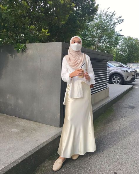 Satin Set Outfit Hijab, Silk Skirt Hijab Outfit, Satin Skirt Outfit Hijab, Satin Set Outfit, Skirt Outfits Hijab, Hijabi Summer Outfits, Silk Skirt Outfit, Satin Outfit, Skirt Ootd