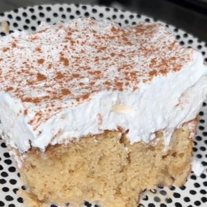 Coquito Poke Cake, Coquito Cake Recipe, Coquito Cake, Make Box, Cake Mix Ingredients, Cocoa Cake, Boricua Recipes, Cake Simple, Christmas Foods