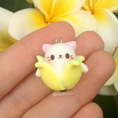 happy easter!!♥️~ hey guys!! Today I have this little bananya that I have made!!😘~ ••• bye!! ••• { #polymerclay #clay #craft #handmade #kawaii #cute #crafty #instacraft #instaart #fimo #bananya #banana #cat #adorable #etsy #smalletsy #smallshop #etsyseller #etsysellersofinstagram } Bananya Cat, Cat Adorable, Banana Cat, Craft Clay, Polymer Clay Kawaii, Clay Keychain, Best Drawing, Drawing Cat, Clay Craft