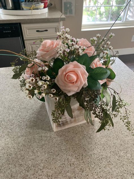 Small Rose Flower Arrangements, Party Flower Arrangements, Flower Arrangements Christmas, Event Design Business, Faux Flower Centerpiece, Diy Wedding Bouquets, Home Flower Arrangements, Flowers For Decoration, Fake Roses