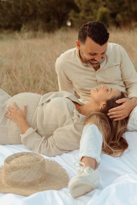 Maternity Photos Sitting Down, Boho Maternity Photos Sunset, Sit Down Maternity Photos, Simple Outdoor Maternity Shoot, Maternity Photo Shoot Picnic, Maternity Pictures Sitting Down, Maternity Photo Shoot Spring, Maternity Photography Backyard, Maternity Photo Ideas Outdoor