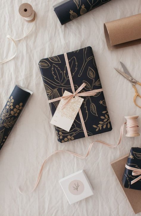 Boxes Photoshoot, Gift Box Photoshoot, Professional Gift Ideas, Cute Gift Wrapping Ideas, Holiday Gift Wrapping, Boyfriend Gift Basket, Elegant Gift Wrapping, Gift Wrapping Inspiration, Creative Tutorials