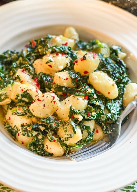 Make Veganuary easy with this collection of 31 super tasty vegan dinner recipes. One for every single day of the month! #veganuary #vegan #vegandinners Gnocchi Kale, Kale Gnocchi, October Recipes, Spring Cooking, Veg Pasta, Vegan Gnocchi, Sautéed Kale, Garlic Kale, Vegan Casserole