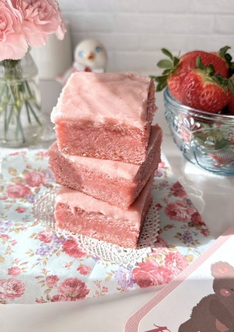 Strawberry Sweetheart Brownies – Brownie Mischief Bakery Snacks Recipes, Brownies Heart Shaped, Pink Blondies Recipe, Strawberry Brownie Recipes, Pink Baking Recipes, Pink Brownies Recipe, Simple Tasty Recipes, Beginner Dessert Recipes, Strawberry Birthday Desserts