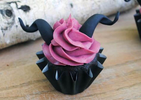 Maleficent cupcakes  Disney themed movie night? Blackberry Cupcakes, Disney Themed Movie Night, Boozy Baking, Maleficent Party, Sleeping Beauty Party, Dessert Halloween, Disney Cupcakes, Descendants Party, Disney Desserts