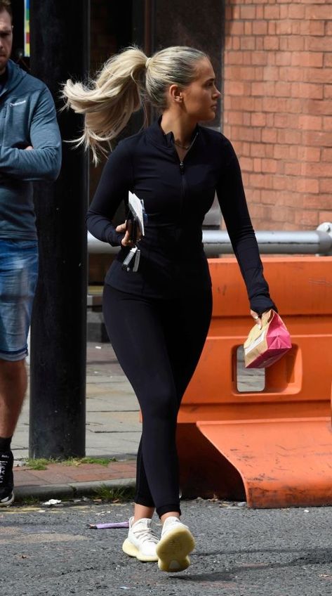 Legging Sport Outfit, Gym Outfit Black Leggings, Glam Workout Outfit, Gym Sweater Outfit, All Black Sports Outfit, Sweatshirt Gym Outfit, Matching Sports Outfits, All Black Activewear Outfit, Gym Black Outfit