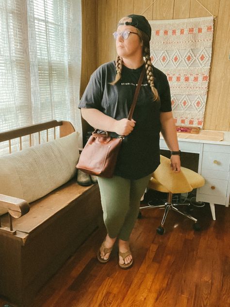 Midsize Granola Outfits Summer, Granola Fall Outfits Plus Size, Plus Size Granola Outfits, Mid Size Granola Girl, Granola Girl Instagram, Granola Girl Outfits, Granola Outfits, Granola Girl Aesthetic, Leather Flip Flops