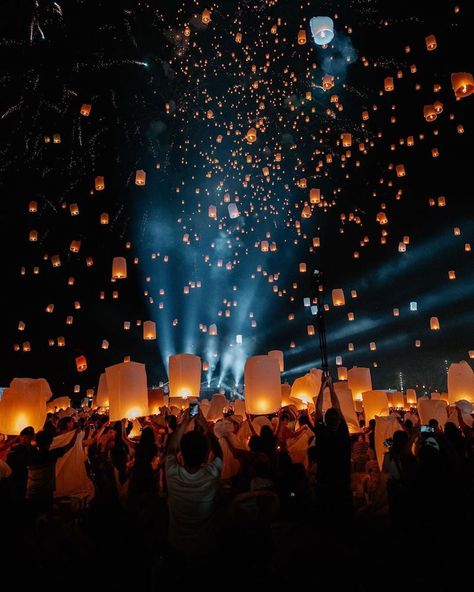 Forbes Travel Guide on Instagram: “In Chiang Mai, Loy Krathong, Thailand's festival of light, is celebrated alongside Yi Peng, the lantern festival, usually in November.…” Latern Festival In Thailand, Lantern Show, Thailand Festivals, Light Fest, Loy Krathong, Festival Of Light, Sky Lanterns, Lantern Festival, Chiang Mai Thailand