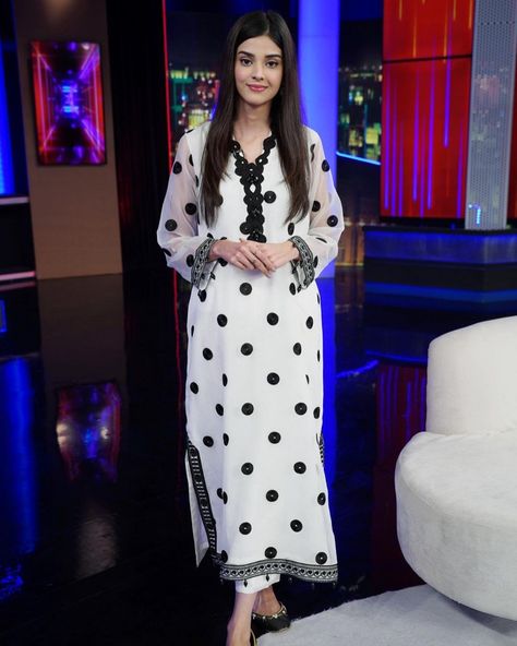 Black And White Pakistani Outfits, Black And White Dresses Casual Pakistani, Actress Photography, Polka Dots Kurti, Polka Dot Kurti Design Pakistani, Kamiz Design, Dot Print Kurti Design, White Kurti, Daman Design