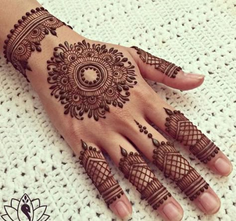 20 Beautiful Bracelet Mehendi Designs for Wedding, Parties and Festivals Henne Tattoo, Inai Pengantin, Brown Henna, Finger Henna Designs, Tato Henna, Henna Tattoo Hand, Finger Henna, Henna Art Designs, Simple Henna Tattoo