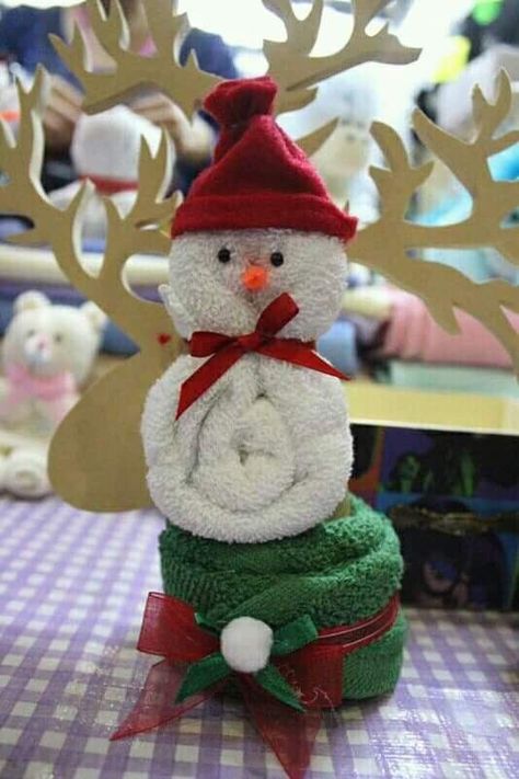 Towel Art Snowman, Towel Crafts Ideas, Washcloth Crafts, Towel Animals, Christmas Bathroom Decor, How To Fold Towels, Towel Crafts, Christmas Towels, Cute Christmas Gifts