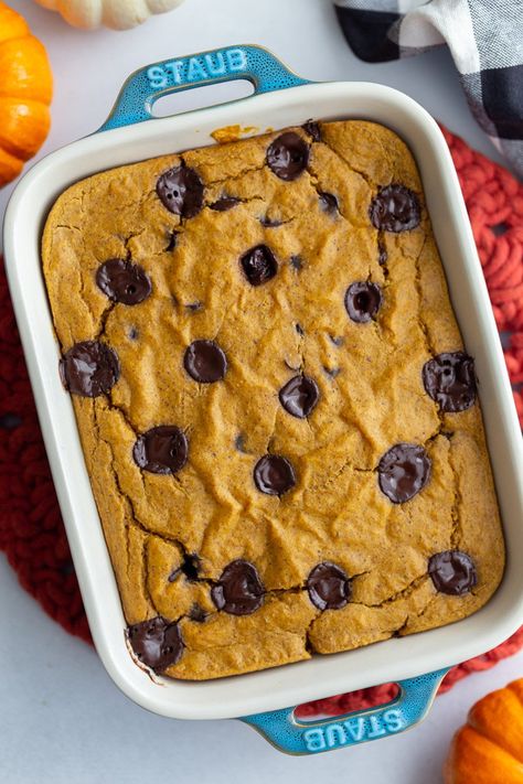 These Pumpkin Baked Oats are VERY simple to make and can be blended together in a blender! It's so filling and healthy too! Pumpkin Baked Oats, Milk Plant, Healthy Breakfast For Kids, Old Fashioned Oats, Fresh Breakfast, Cake For Breakfast, Cup Of Milk, Pumpkin Chocolate Chips, Baked Oats