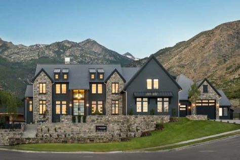 Step inside a farmhouse modern design in Utah that's jaw-dropping Black Modern Farmhouse, Modern Mountain Home, Webdesign Inspiration, Design Websites, Contemporary Style Homes, Modern Farmhouse Exterior, Farmhouse Exterior, Farmhouse Design, Residential Architecture