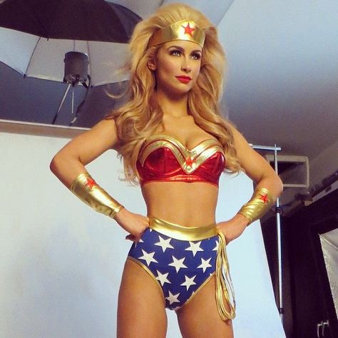 Ellie Gonsalves as a blond Wonder Woman Blonde Wonder Woman, Blonde Superhero, Wonder Woman Movie, Wonder Woman Cosplay, Wonder Woman Costume, Florida Girl, Girls Who Lift, Nerd Girl, Fit Girl