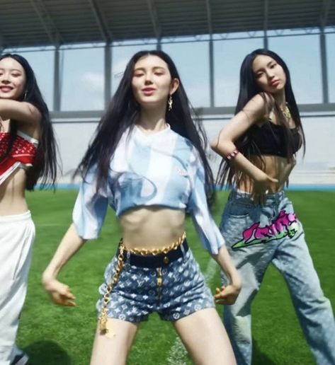 Kpop Female Idols Body Goals, Body Goals Hourglass Outfits, Kpop Female Idols, Hourglass Outfits, Danielle New Jeans, Female Idols, Dream Body, Kpop Outfits, Edgy Fashion