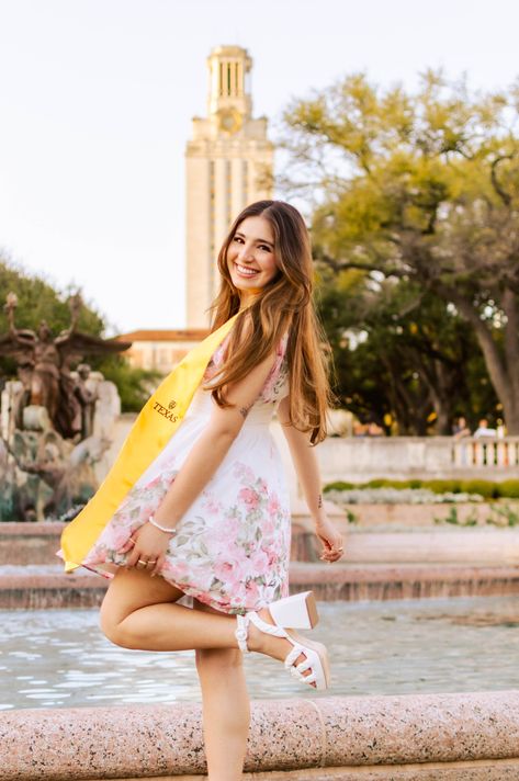 Graduation Fountain Pics, Ut Austin Photoshoot, Graduation Poses For Ladies, Ut Graduation Pictures, Ut Austin Graduation Pictures, Grad Photo Ideas, Poses Unique, College Grad Photos, Grad Poses