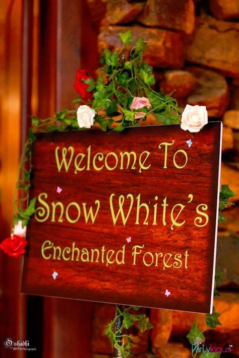 Welcome sign from a Snow White & The Seven Dwarfs Birthday Party on Kara's Party Ideas | KarasPartyIdeas.com (4) Snow White Crafts, Snow White Wedding Theme, Snow White Centerpiece, Snow White Birthday Party Ideas, White Birthday Party Ideas, Snow White Fairytale, Snow White Photos, Snow White Wedding, White Party Theme