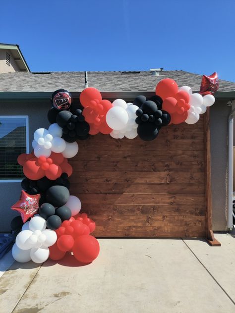 Red Black White Birthday Party Ideas, Balloon Arch Red Black White, Black Red And White Balloon Arch, Red White Black Balloon Arch, Red White And Black Balloon Garland, Uga Birthday Party Decorations, Red Black And White Balloon Garland, Red And Black Graduation Party Ideas Table Decorations, Black And Red Balloon Garland